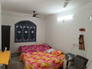 Postelja oz. postelje v sobi nastanitve Chintamani Siddhi Chakra - Only Family Rooms on Monthly Basis + 12 fotografij