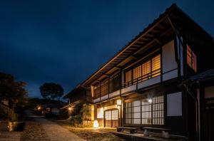 中津川市旅籠俵屋的夜间有灯的建筑
