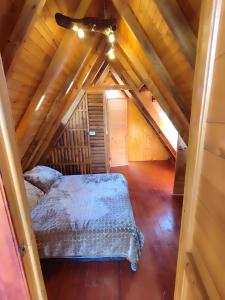 a bedroom with a bed in a attic at La madriguera de Guatavita Sta María in Guatavita