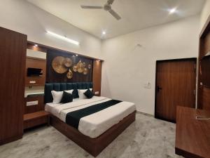 Rúm í herbergi á Hotel Aries Pushkar