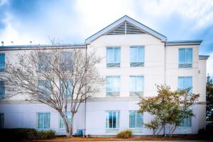 肯纳Wyndham Garden New Orleans Airport的白色建筑的图像