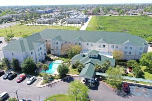 肯纳Wyndham Garden New Orleans Airport的带有停车场的建筑物的鸟瞰图