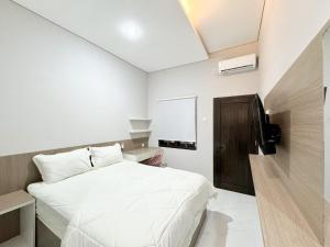 Un pat sau paturi într-o cameră la Griya Banyuanyar Syariah Near Graha Saba Buana Mitra RedDoorz