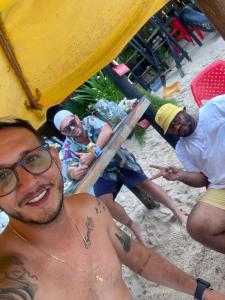 Un uomo con un tatuaggio sulla spalla di una spiaggia di Tipiland baru la casa del mono a Playa Blanca