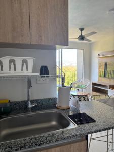 una cocina con fregadero y encimera en Conjunto Bello Horizonte Plaza, en Santa Marta