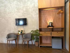 a room with two chairs and a table and a tv at Life In Santa Maria in Santa Maria