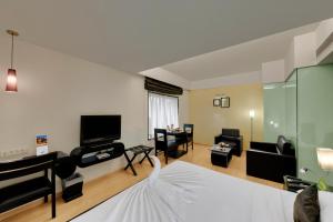 Телевизор и/или развлекательный центр в Comfort Inn Sunset