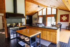 Kuchyň nebo kuchyňský kout v ubytování Catamount Lodging