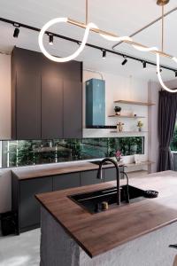 Η κουζίνα ή μικρή κουζίνα στο Taradol Premium Pool Villa