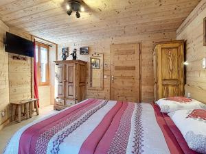 拉克吕萨La Clusaz: Charmant 35m² avec Wifi et Animaux Bienvenus - FR-1-818-66的小木屋内一间卧室,配有一张大床