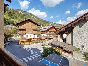 拉克吕萨La Clusaz: Charmant 35m² avec Wifi et Animaux Bienvenus - FR-1-818-66的享有滑雪胜地和高山的空中景色