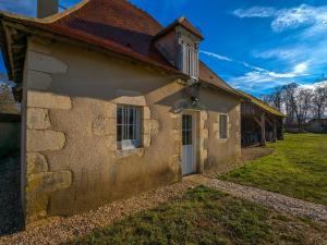 an old stone building with a red roof at Gîte charmant avec parking, animaux acceptés, près du Château de Clavières - FR-1-591-718 in Ardentes