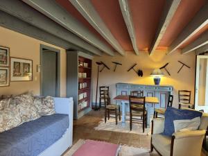 Maison périgourdine avec piscine privée, Wifi, animaux acceptés à proximité de Lascaux - FR-1-616-460 في تيراسون: غرفة معيشة بها أريكة وطاولة