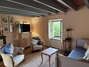 Maison périgourdine avec piscine privée, Wifi, animaux acceptés à proximité de Lascaux - FR-1-616-460 في تيراسون: غرفة معيشة مع أريكة وكراسي وتلفزيون