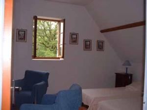 Maison périgourdine avec piscine privée, Wifi, animaux acceptés à proximité de Lascaux - FR-1-616-460 في تيراسون: غرفة نوم بسرير وكرسيين ونافذة