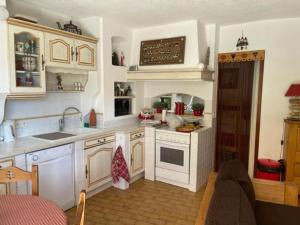 une cuisine avec des armoires blanches et un évier dans l'établissement 2 Pièces + Coin Montagne, Cheminée, Parking, Wi-Fi - 4 Pers. - FR-1-762-54, au Monêtier-les-Bains