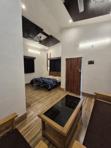 Katarniān GhātEarth Home Katarniaghat的一间设有床铺和桌子的房间