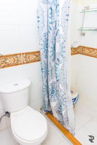 een badkamer met toilet en douchegordijn bij Affordable Up To 13 Guest JOSHUA Near Aqua Planet & SM City Clark in Angeles +61 foto's