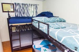 een paar stapelbedden in een kamer bij Affordable Up To 13 Guest JOSHUA Near Aqua Planet & SM City Clark in Angeles