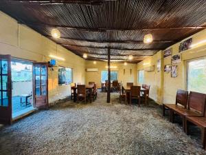 Katarniān GhātEarth Home Katarniaghat的配有木桌椅的餐厅 更多9张照片