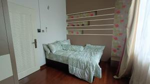 a small bedroom with a bed and a window at Villabay Teluk Mak Nik Kemaman in Cukai