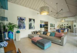 Posezení v ubytování Bali Modern Escape With Private Pool, 8 guests