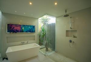 Koupelna v ubytování Bali Modern Escape With Private Pool, 8 guests
