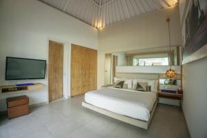 Postel nebo postele na pokoji v ubytování Bali Modern Escape With Private Pool, 8 guests