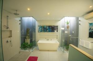 Koupelna v ubytování Bali Modern Escape With Private Pool, 8 guests