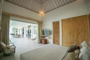TV a/nebo společenská místnost v ubytování Bali Modern Escape With Private Pool, 8 guests