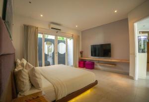 TV a/nebo společenská místnost v ubytování Bali Modern Escape With Private Pool, 8 guests