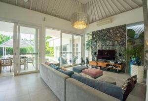 TV a/nebo společenská místnost v ubytování Bali Modern Escape With Private Pool, 8 guests