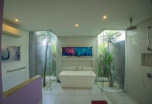 Koupelna v ubytování Bali Modern Escape With Private Pool, 8 guests