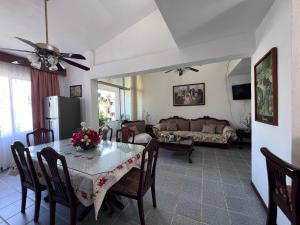 a living room with a table and a couch at Departamento amplio en el centro de Colima in Colima
