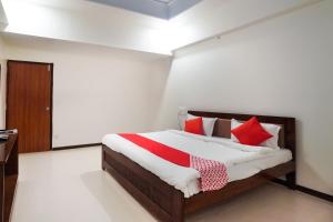 Giường trong phòng chung tại Hotel O Shivam +19 ảnh