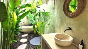 La salle de bains est pourvue d'un lavabo et de plantes. dans l'établissement ANANA PRIVATE VILLA nusa penida, à Nusa Penida 9 autres photos