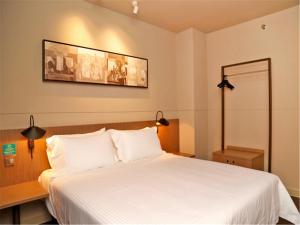 Postel nebo postele na pokoji v ubytování Jinjiang Inn Selected Shenzhen Huanggang Port Huangcheng Plaza