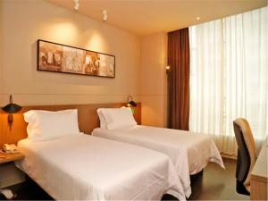 Postel nebo postele na pokoji v ubytování Jinjiang Inn Selected Shenzhen Huanggang Port Huangcheng Plaza