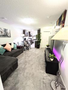 TV a/nebo společenská místnost v ubytování Glacier Ridge 1 bedroom haven