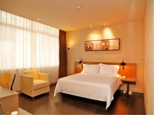 Postel nebo postele na pokoji v ubytování Jinjiang Inn Selected Shenzhen Huanggang Port Huangcheng Plaza
