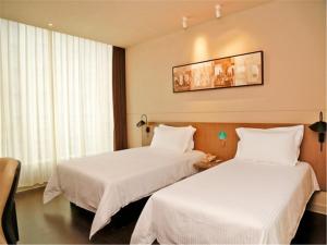 Postel nebo postele na pokoji v ubytování Jinjiang Inn Selected Shenzhen Huanggang Port Huangcheng Plaza