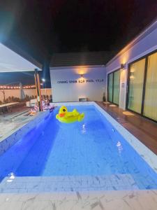 Bazén v ubytování เชียงคานก๋อพูลวิลล่า CHIANG KHAN KOR POOL Villa nebo v jeho okolí