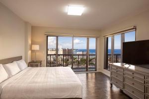 Postel nebo postele na pokoji v ubytování The Bayview Hotel Guam + 37 fotografií