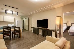 TV a/nebo společenská místnost v ubytování The Bayview Hotel Guam
