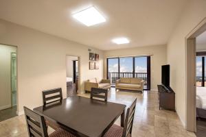 Posezení v ubytování The Bayview Hotel Guam
