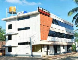 DharmastalaNew Pragathi Residency的白色的建筑,橙色和白色