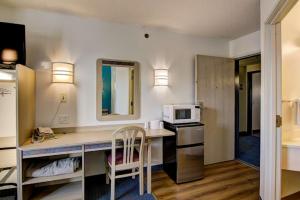 Kuchyň nebo kuchyňský kout v ubytování Econo Lodge Menomonie I-94 + 10 fotografií