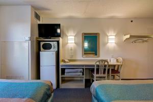Kuchyň nebo kuchyňský kout v ubytování Econo Lodge Menomonie I-94