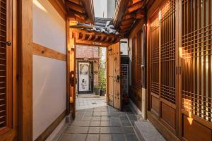 un callejón con paredes y puertas de madera y una puerta en Luxury Hanok Sohomiga, en Seúl
