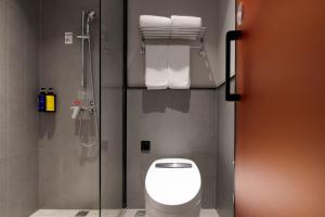 重慶市にあるMcsrh Hotel-Chongqing Jiefangbei Shibatiのバスルーム(シャワー、ガラスドア付きトイレ付) +39枚の写真